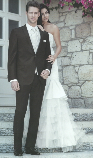 Hochzeitsanzug in marone braun und Braut