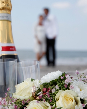 Hochzeit im Dinner Jacket am Meer mit Champagner